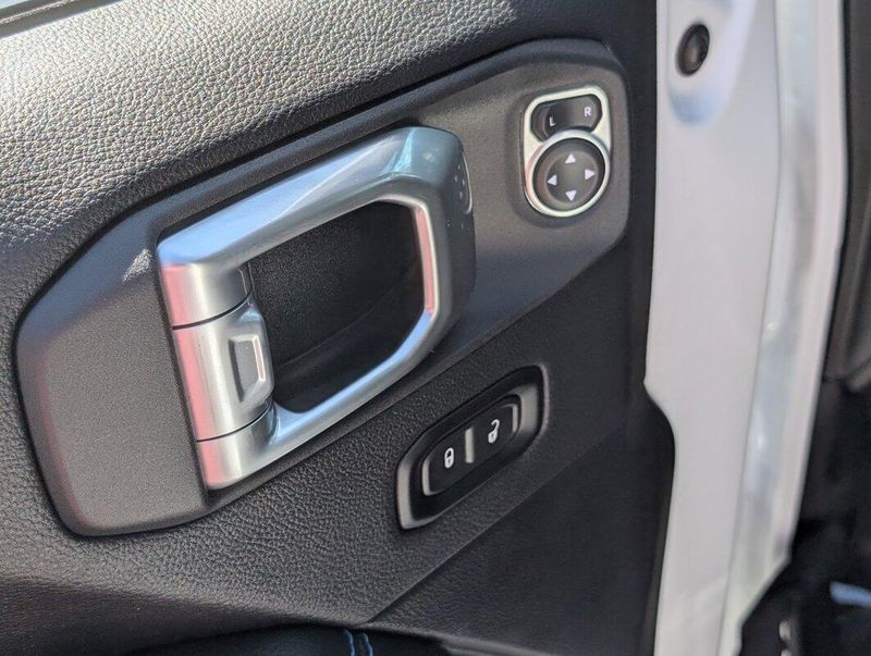 2022 Jeep Wrangler 4xe Unlimited Rubicon photo 6