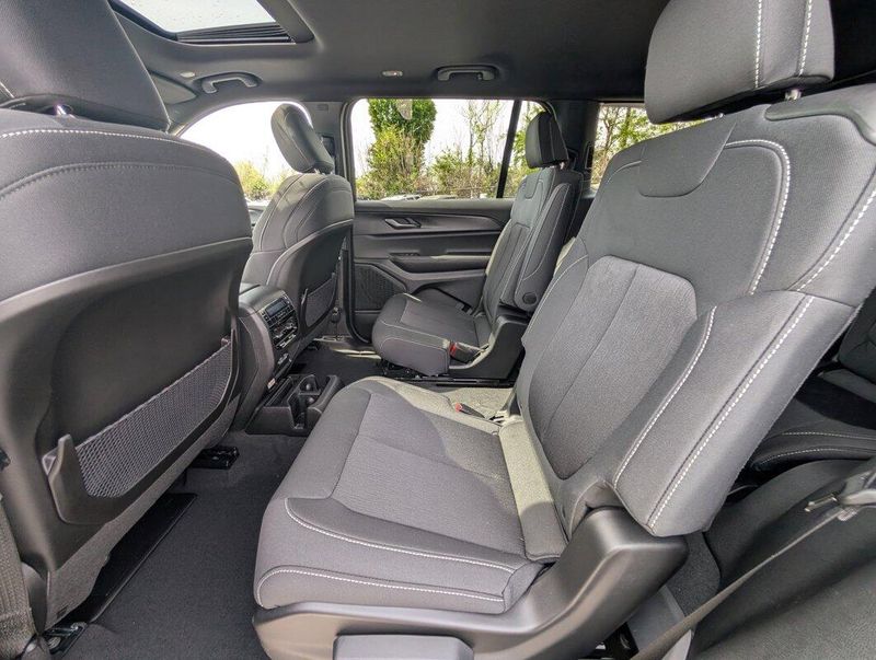 2025 Jeep Grand Cherokee Laredo X photo 10