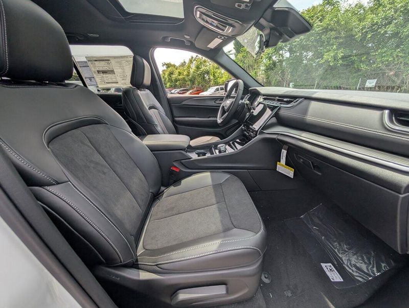 2025 Jeep Grand Cherokee Altitude X photo 4