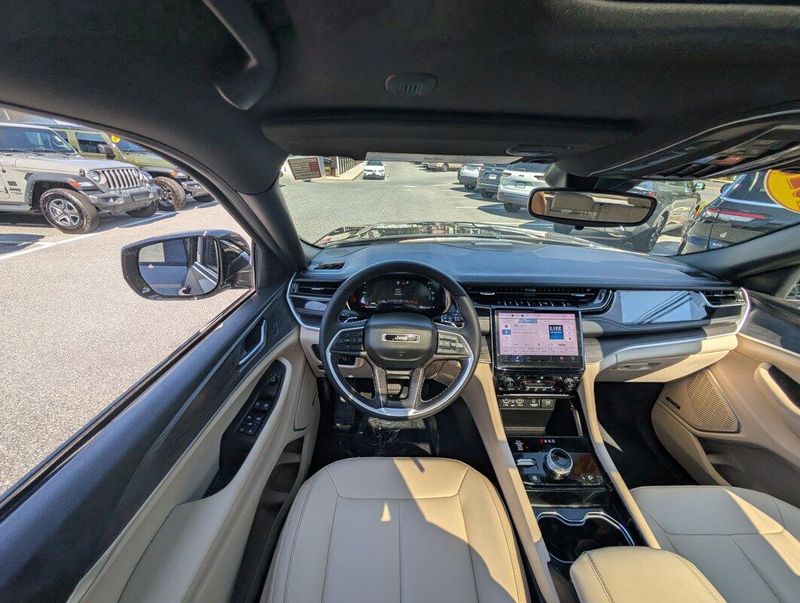 2023 Jeep Cherokee 4xe photo 9