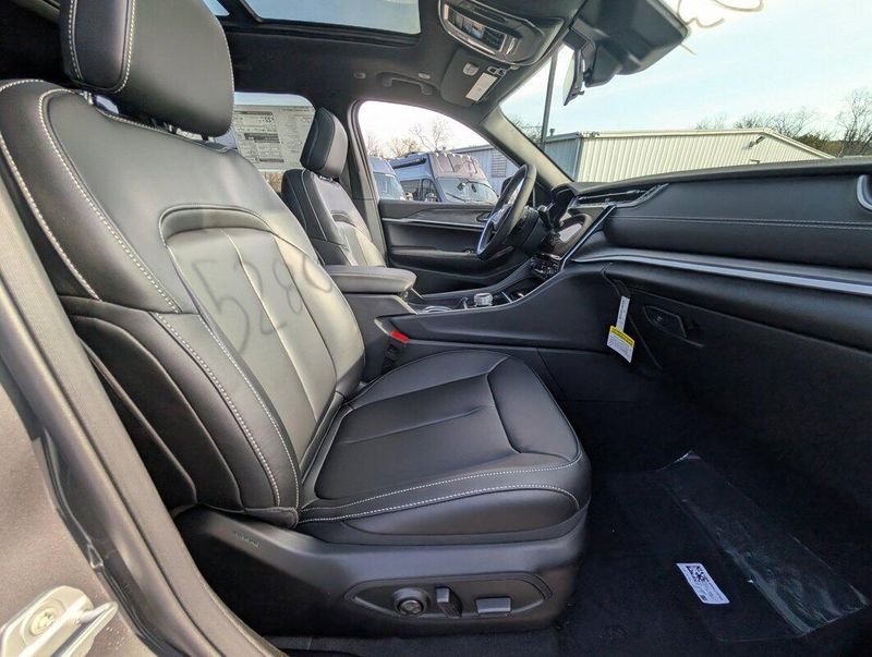 2025 Jeep Grand Cherokee Limited photo 4
