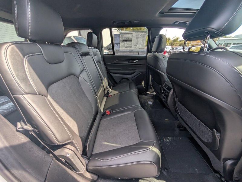 2025 Jeep Grand Cherokee Altitude photo 4
