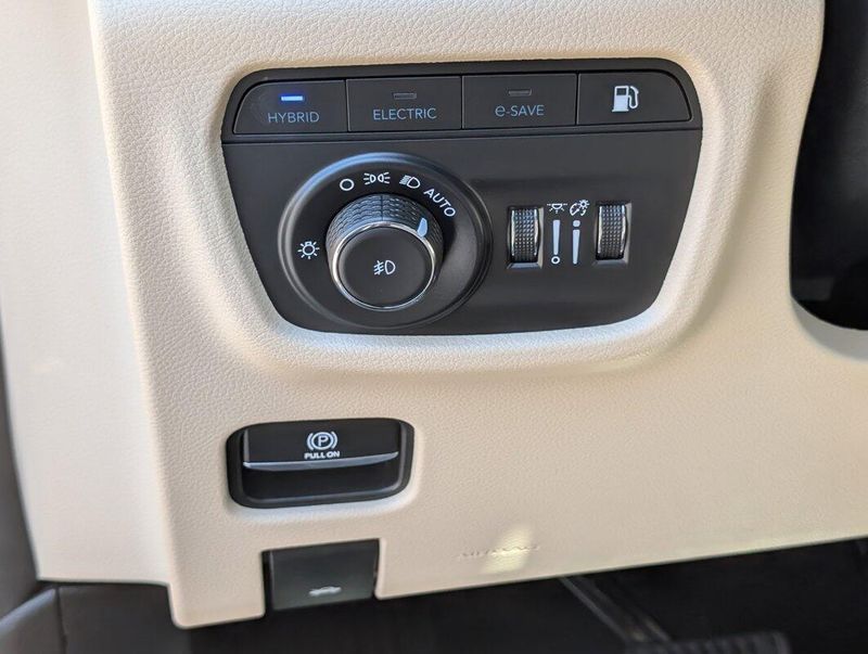 2023 Jeep Cherokee 4xe photo 14