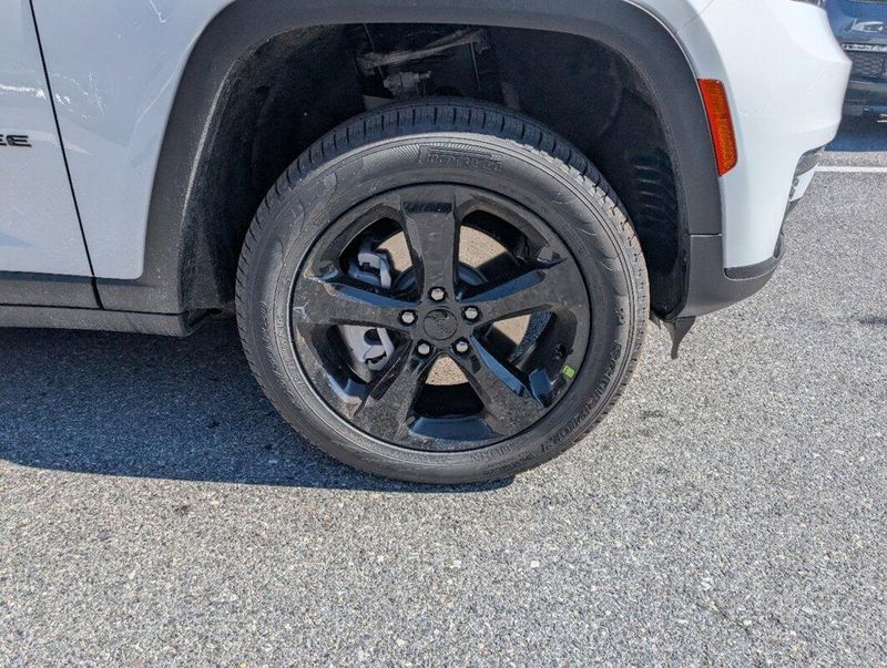 2025 Jeep Grand Cherokee L photo 3