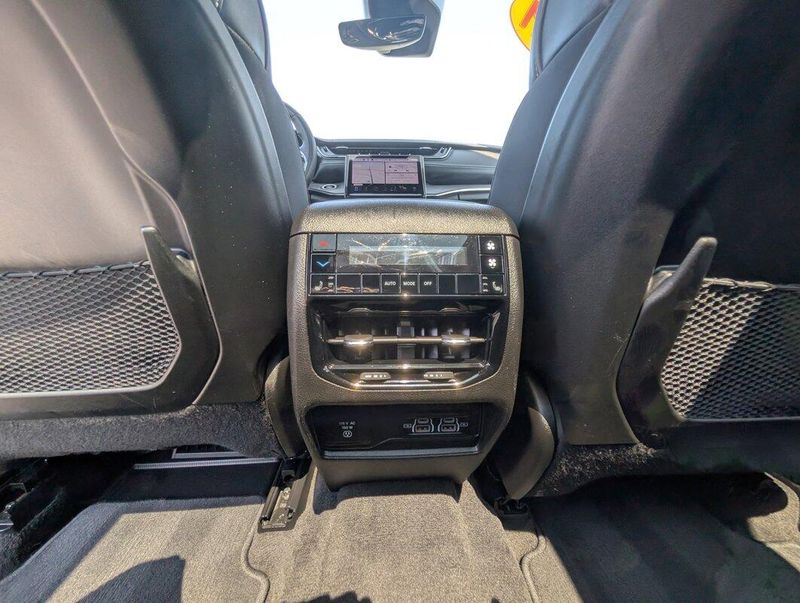 2021 Jeep Grand Cherokee Overland photo 11