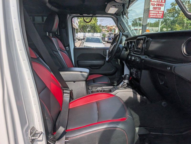 2021 Jeep Gladiator Willys photo 2