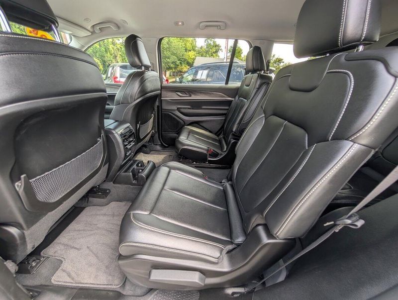 2024 Jeep Grand Cherokee Limited photo 9