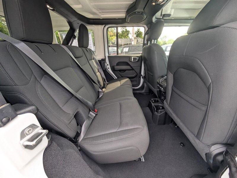 2020 Jeep Wrangler Unlimited Sahara photo 5