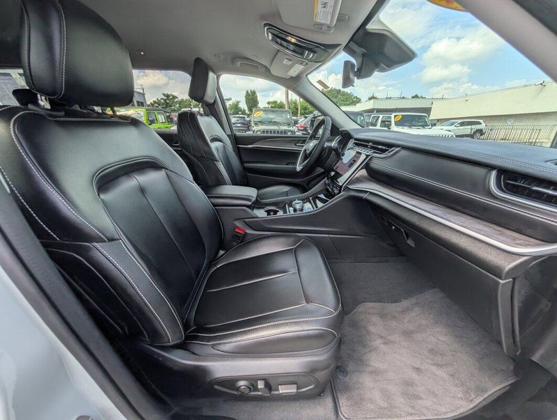 2024 Jeep Grand Cherokee Limited photo 3