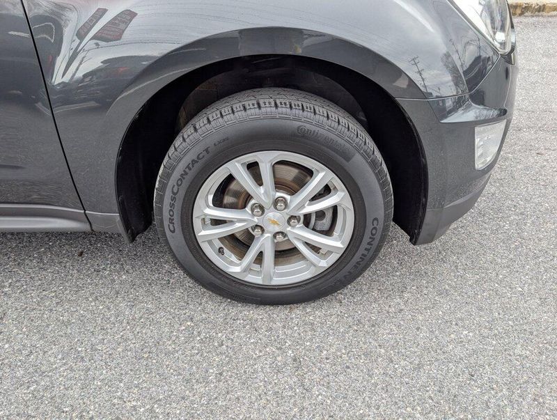 2017 Chevrolet Equinox LT photo 2