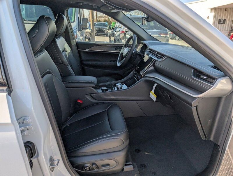 2025 Jeep Grand Cherokee L photo 3