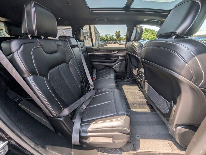 2021 Jeep Grand Cherokee Overland photo 5