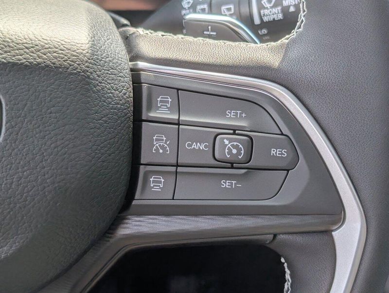 2025 Jeep Grand Cherokee Altitude photo 17