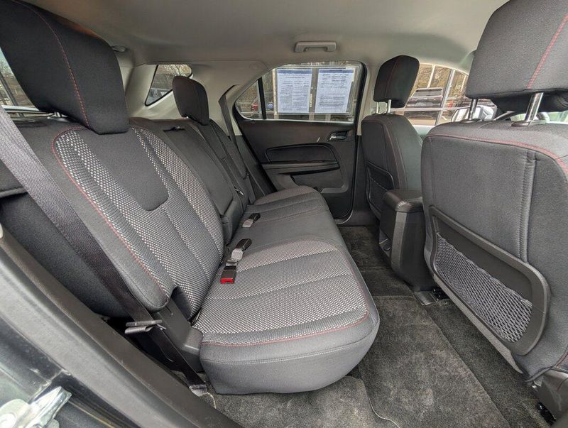 2017 Chevrolet Equinox LT photo 4