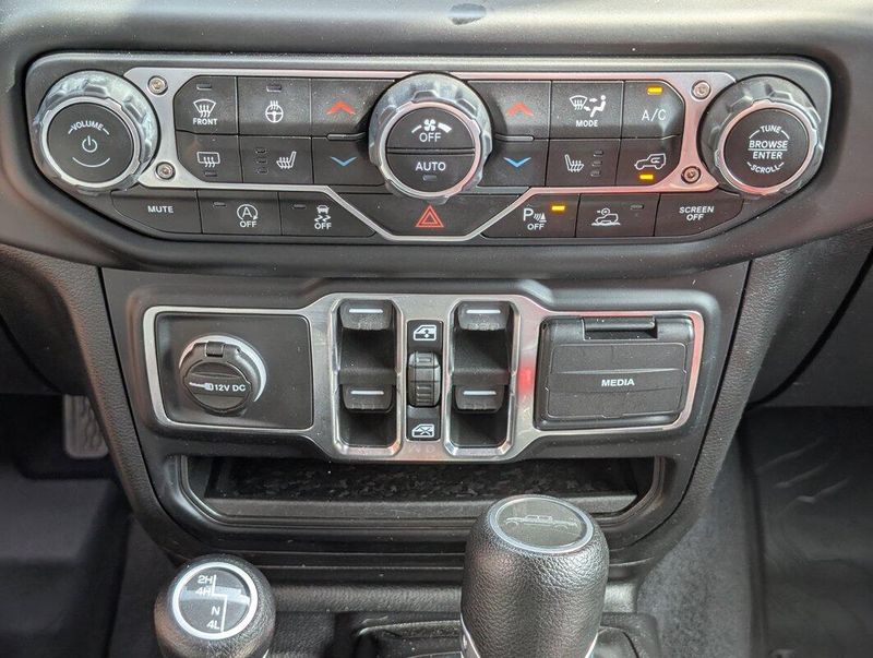 2021 Jeep Gladiator Willys photo 13