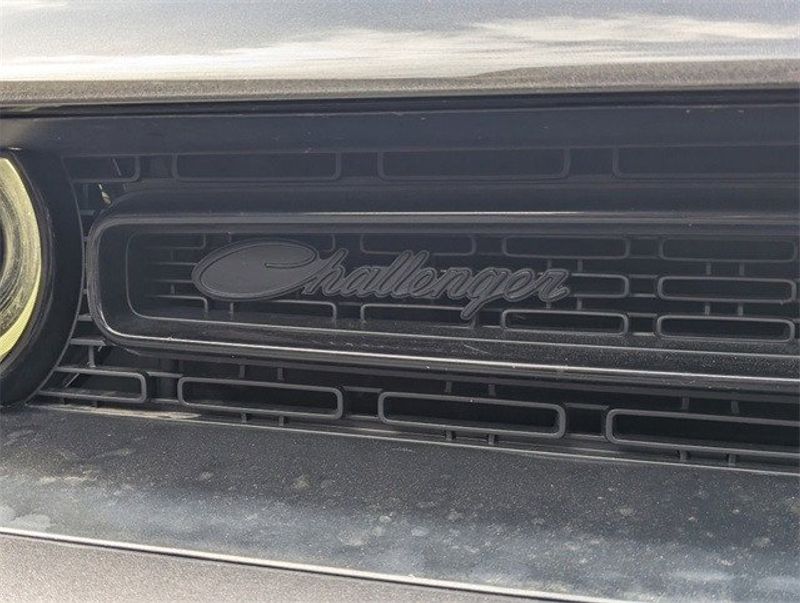 2022 Dodge Challenger SXTImage 3