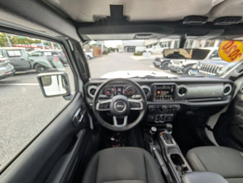 2020 Jeep Wrangler Unlimited Sahara photo 9
