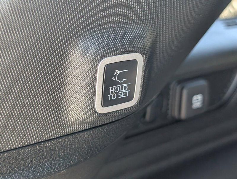 2023 Jeep Cherokee 4xe photo 5