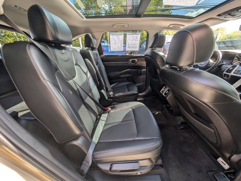 2021 Kia Sorento EX photo 3