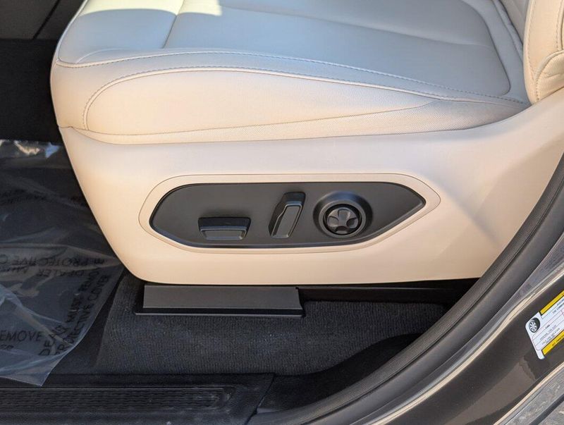 2023 Jeep Cherokee 4xe photo 13