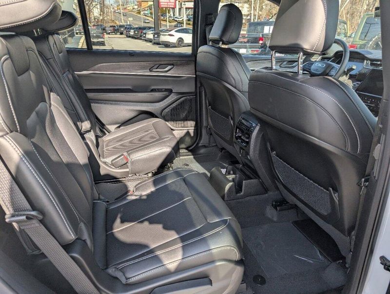 2025 Jeep Grand Cherokee L photo 4