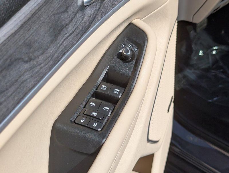 2023 Jeep Cherokee 4xe photo 12