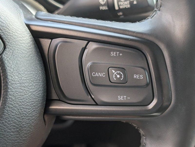 2021 Jeep Gladiator Willys photo 11