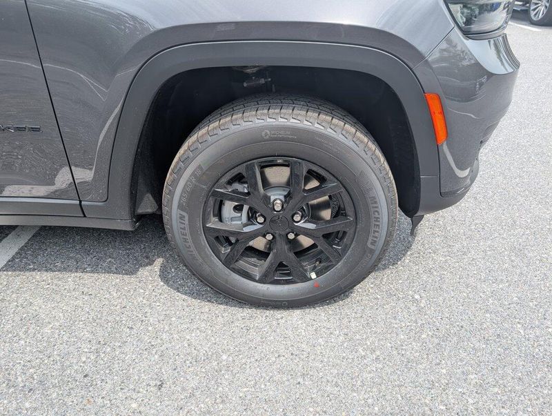 2025 Jeep Grand Cherokee Altitude X photo 3