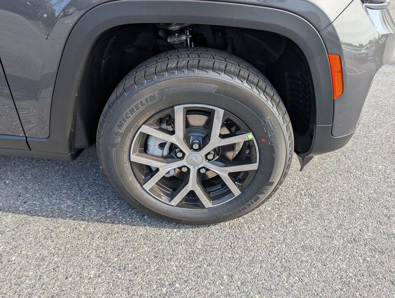 2025 Jeep Grand Cherokee Limited photo 3