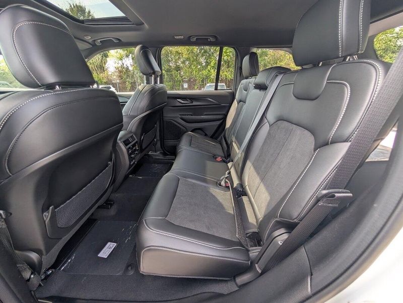 2025 Jeep Grand Cherokee Altitude photo 7