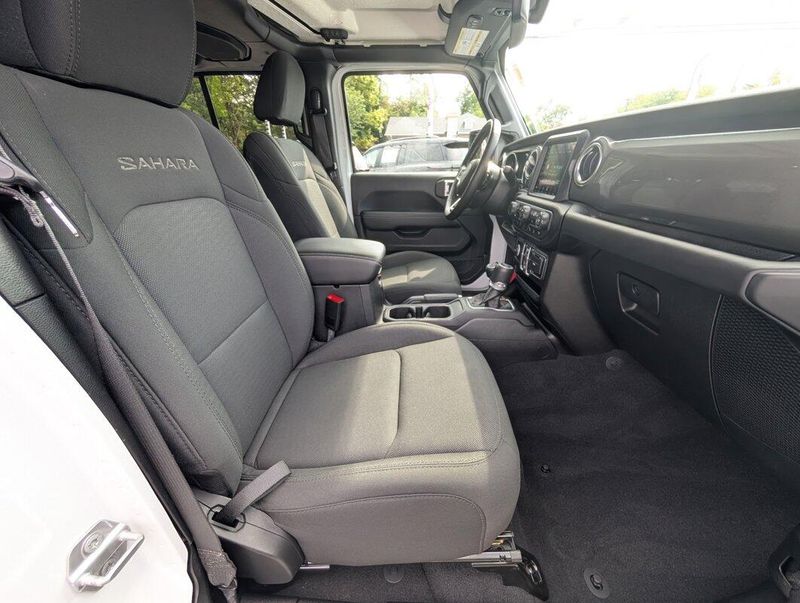 2020 Jeep Wrangler Unlimited Sahara photo 4