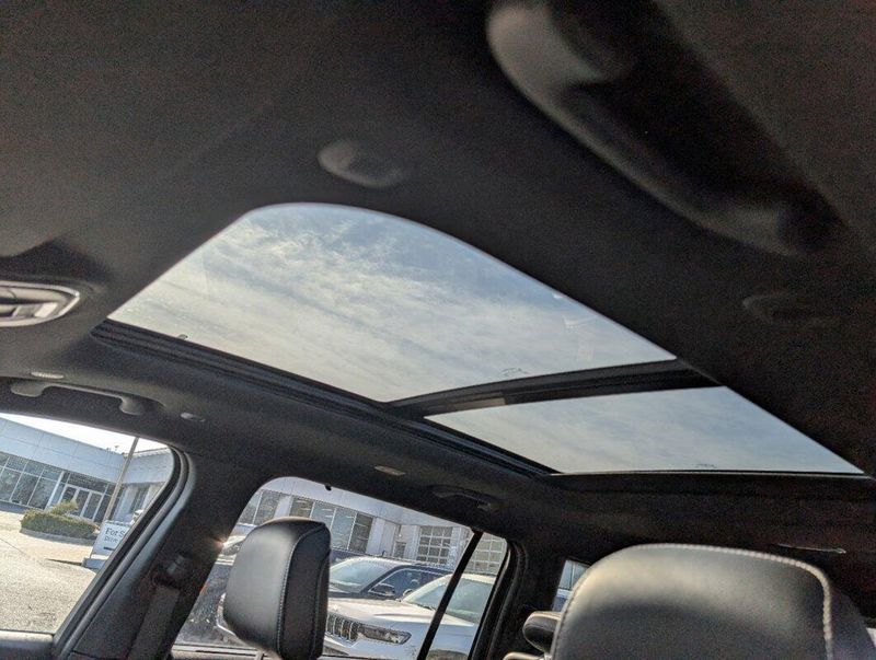 2025 Jeep Grand Cherokee L photo 2