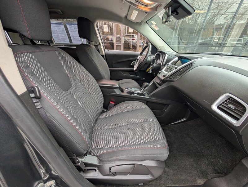 2017 Chevrolet Equinox LT photo 3