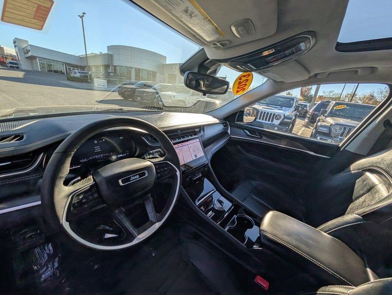 2023 Jeep Grand Cherokee Limited photo 3