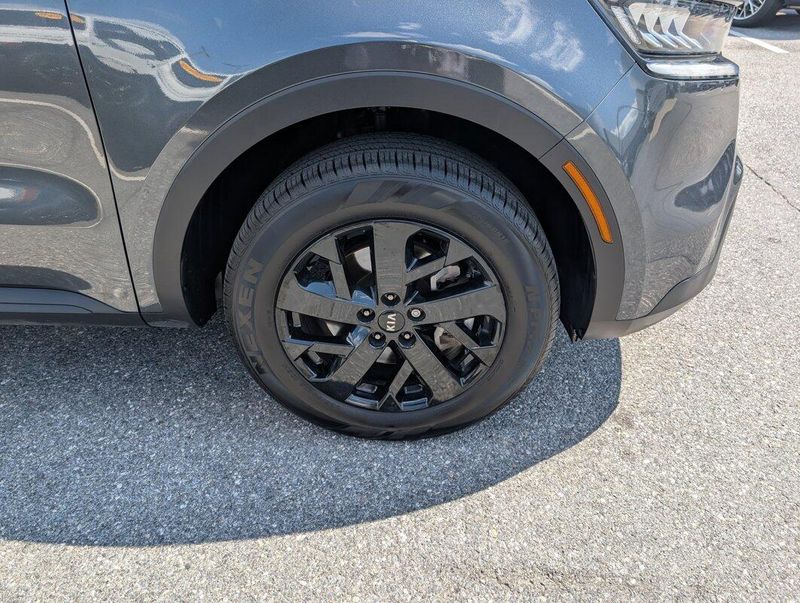 2021 Kia Sorento S photo 2