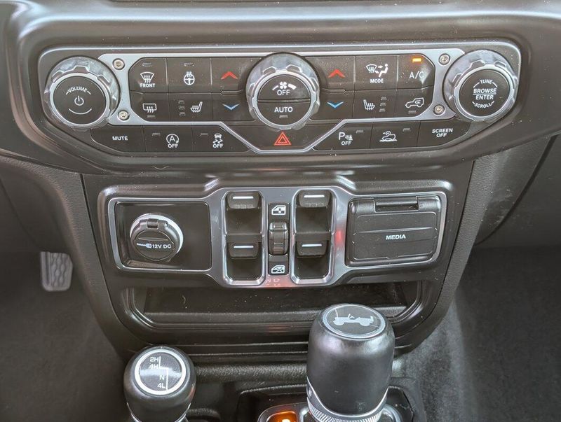 2021 Jeep Wrangler Unlimited Sahara photo 15