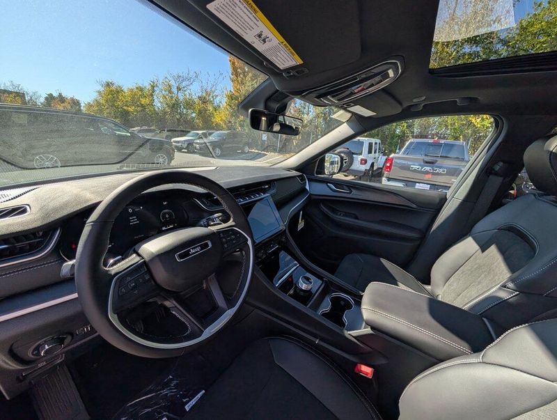 2025 Jeep Grand Cherokee Altitude X photo 2