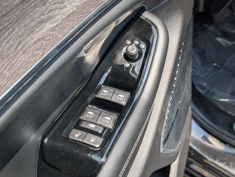 2021 Jeep Grand Cherokee Overland photo 16