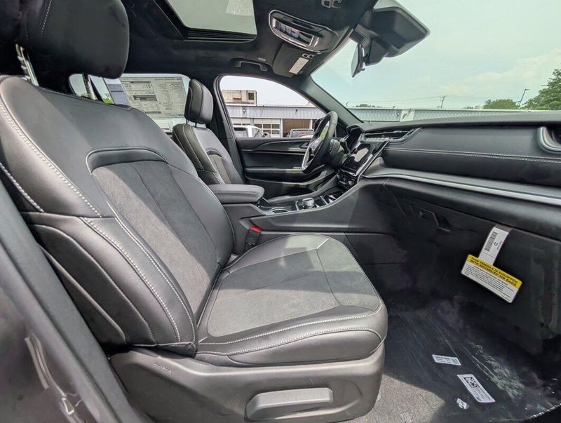 2025 Jeep Grand Cherokee Altitude X photo 4
