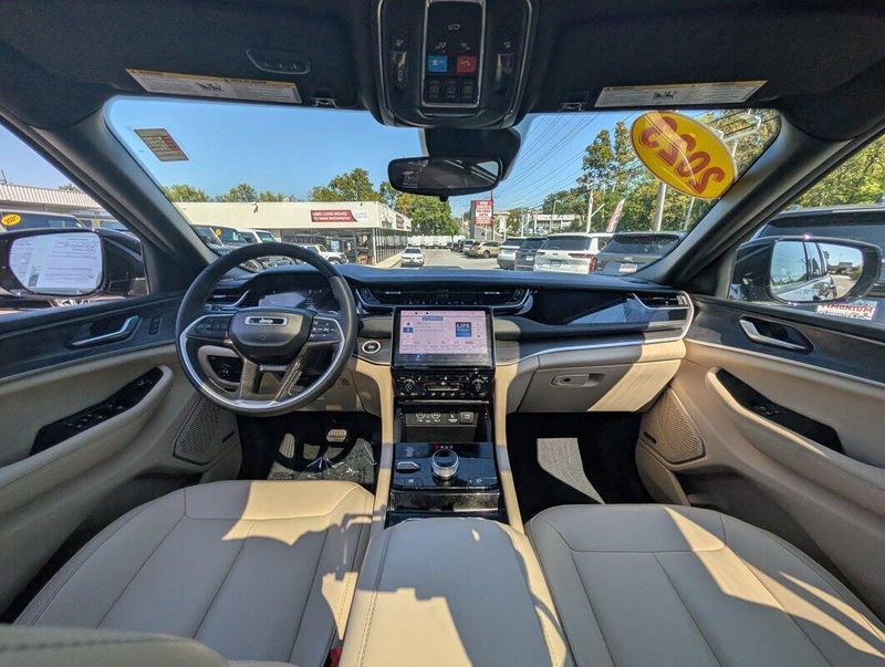 2023 Jeep Cherokee 4xe photo 10