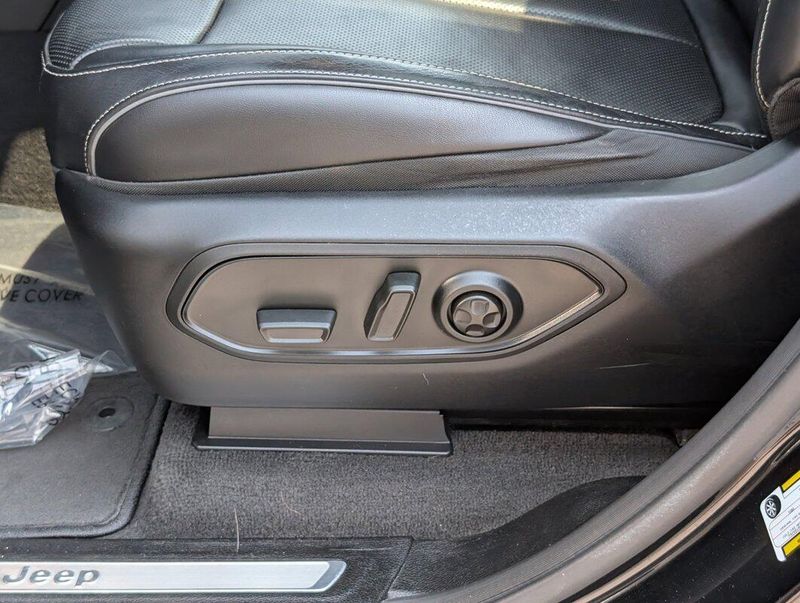 2021 Jeep Grand Cherokee Overland photo 17