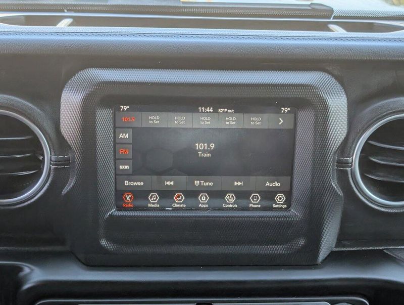 2021 Jeep Wrangler Unlimited Sahara photo 16