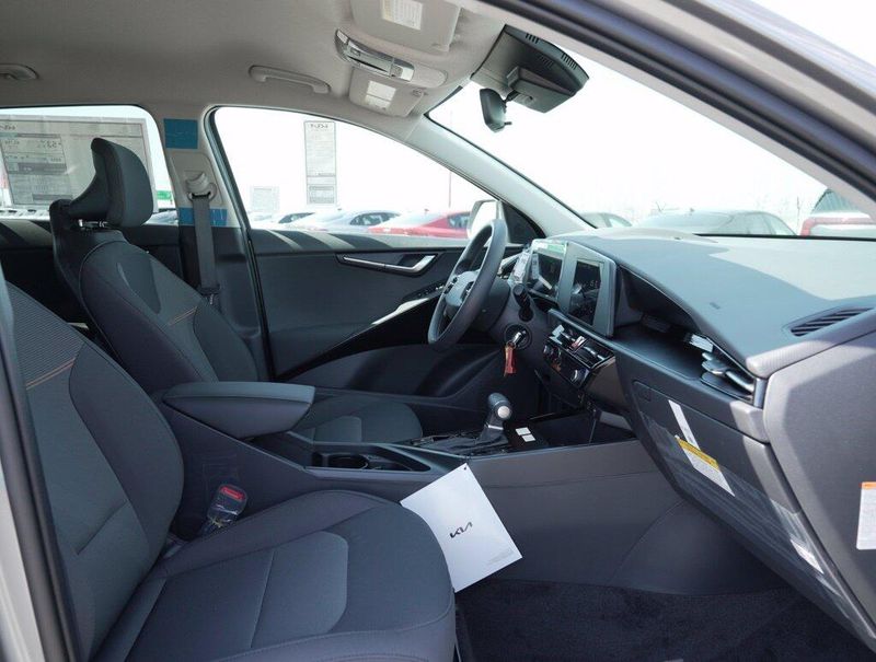 New 2026 Kia Niro LXImage 16