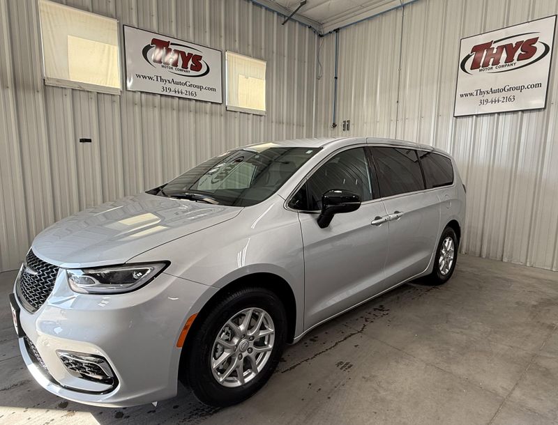 New 2026 Chrysler Pacifica SelectImage 17