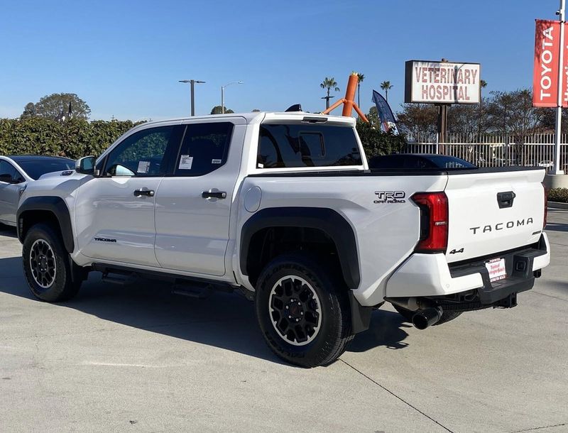 2024 Toyota Tacoma TRD Off Road HybridImage 5