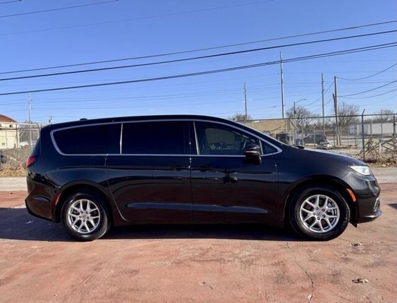 Used 2023 Chrysler Pacifica Touring LImage 4