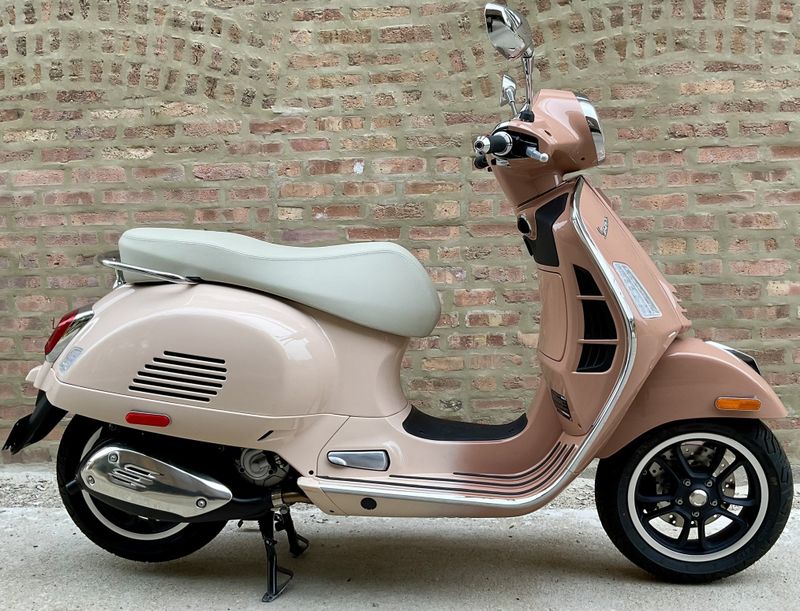 2023 Vespa GTS 300Image 4