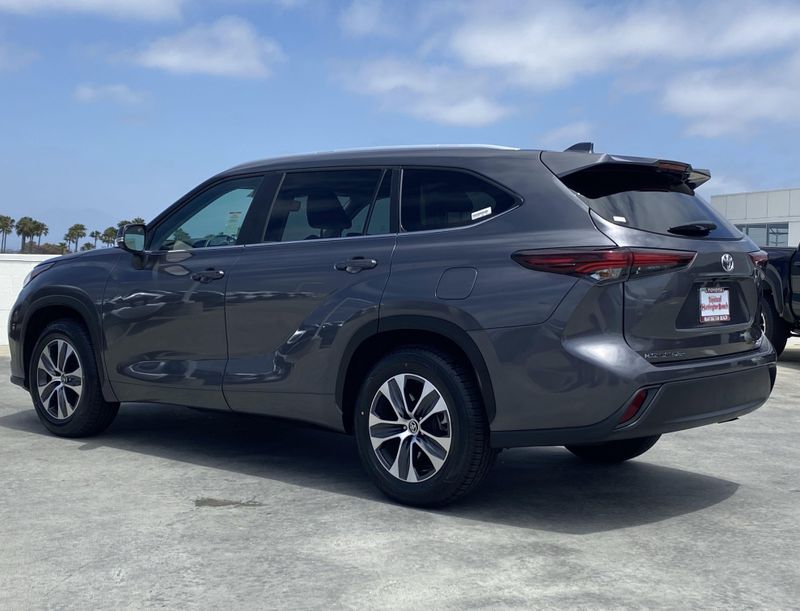 Used 2024 Toyota Highlander XLEImage 5