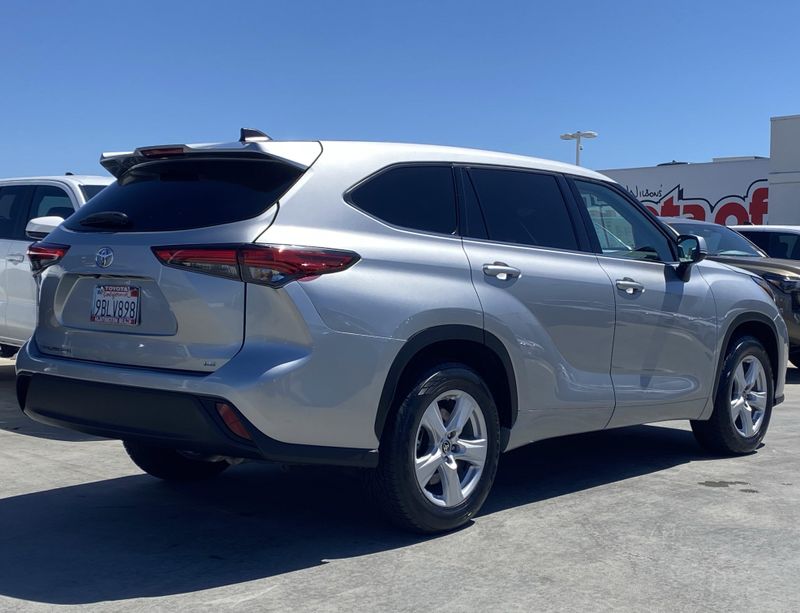 Used 2022 Toyota Highlander LEImage 3