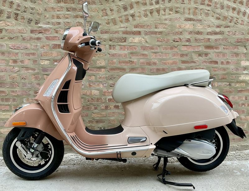 2023 Vespa GTS 300Image 1